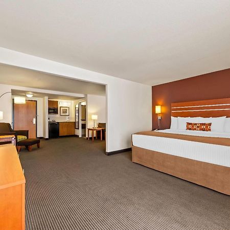 Hotel Wingate By Wyndham Calgary South Exterior foto