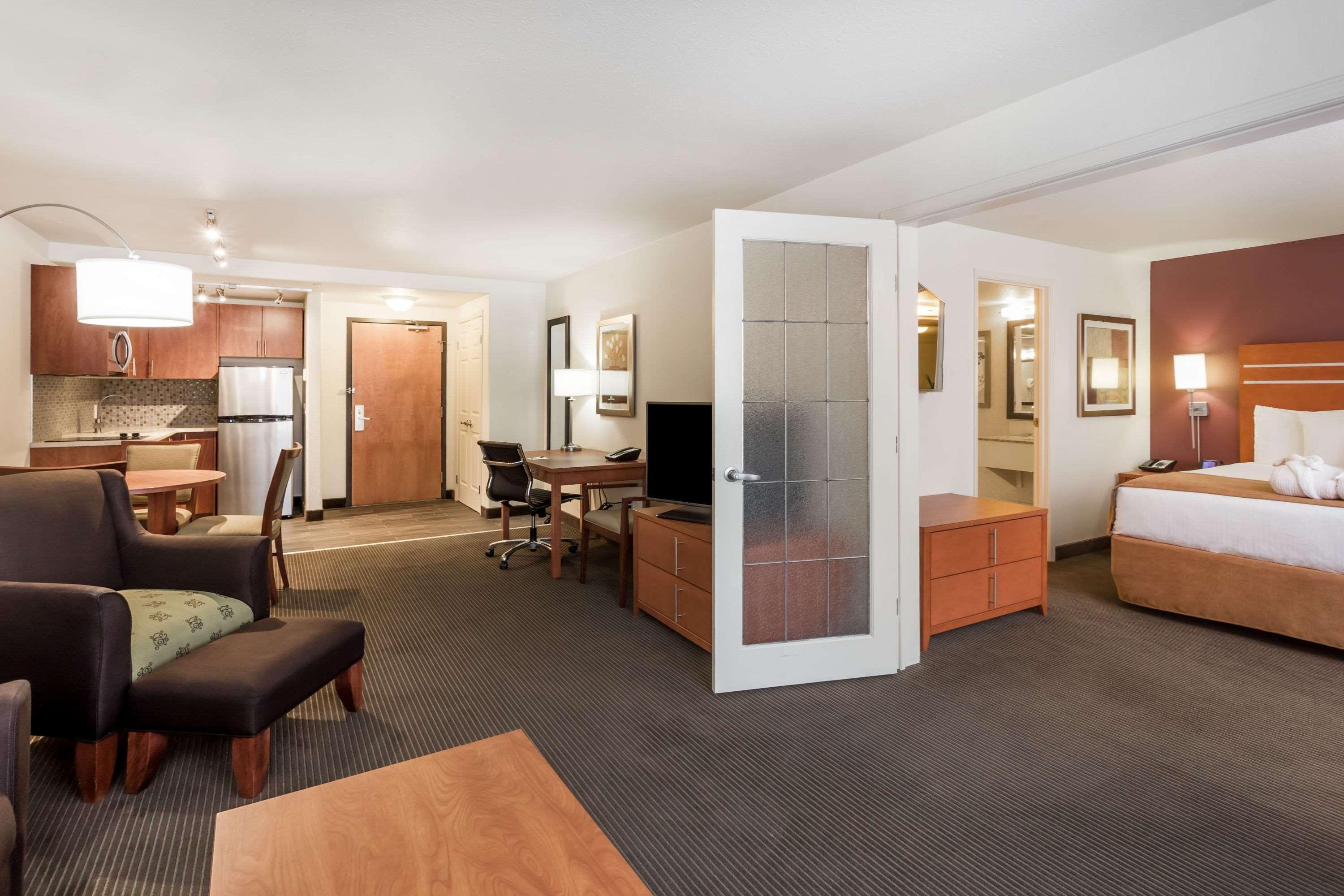 Hotel Wingate By Wyndham Calgary South Exterior foto