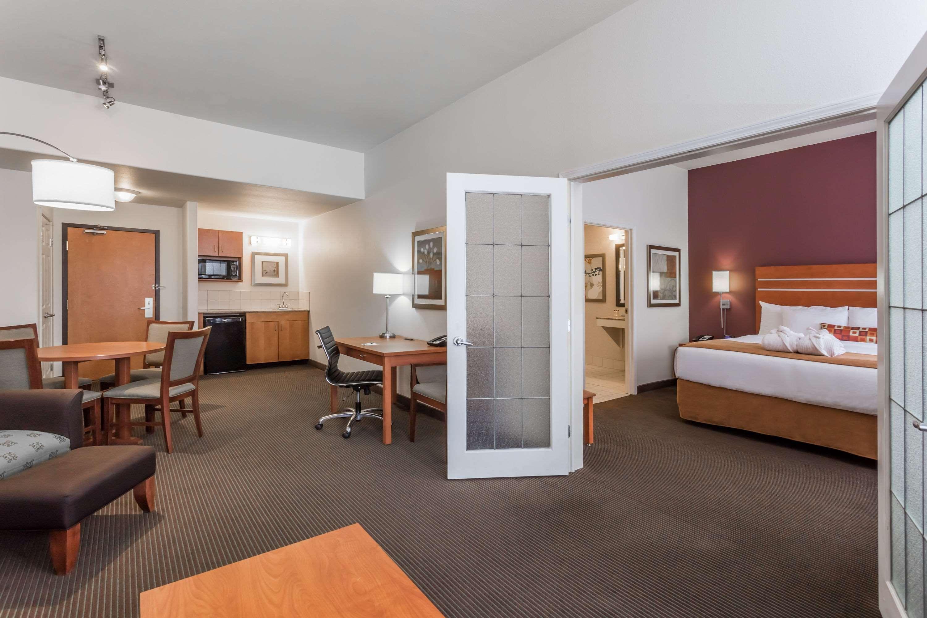 Hotel Wingate By Wyndham Calgary South Exterior foto