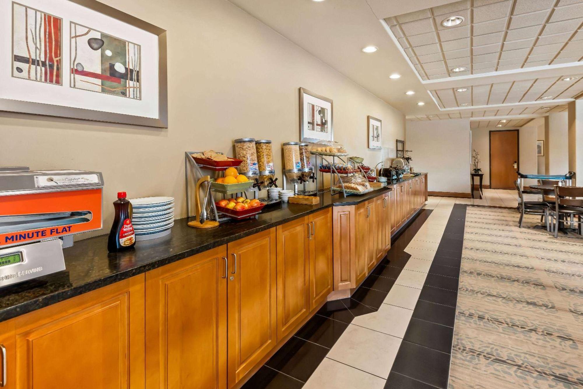 Hotel Wingate By Wyndham Calgary South Exterior foto