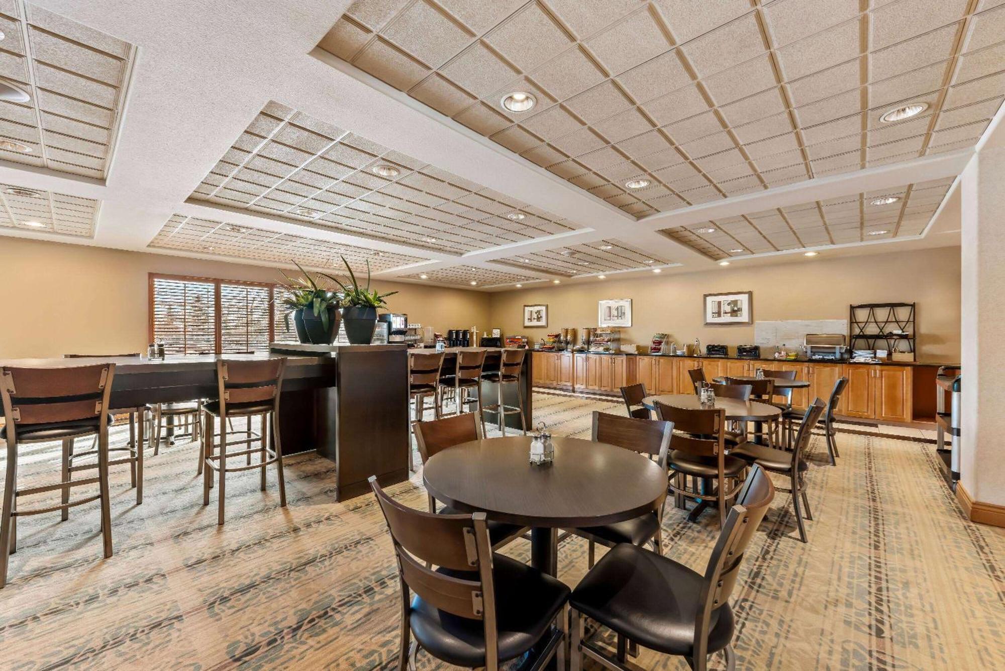 Hotel Wingate By Wyndham Calgary South Exterior foto