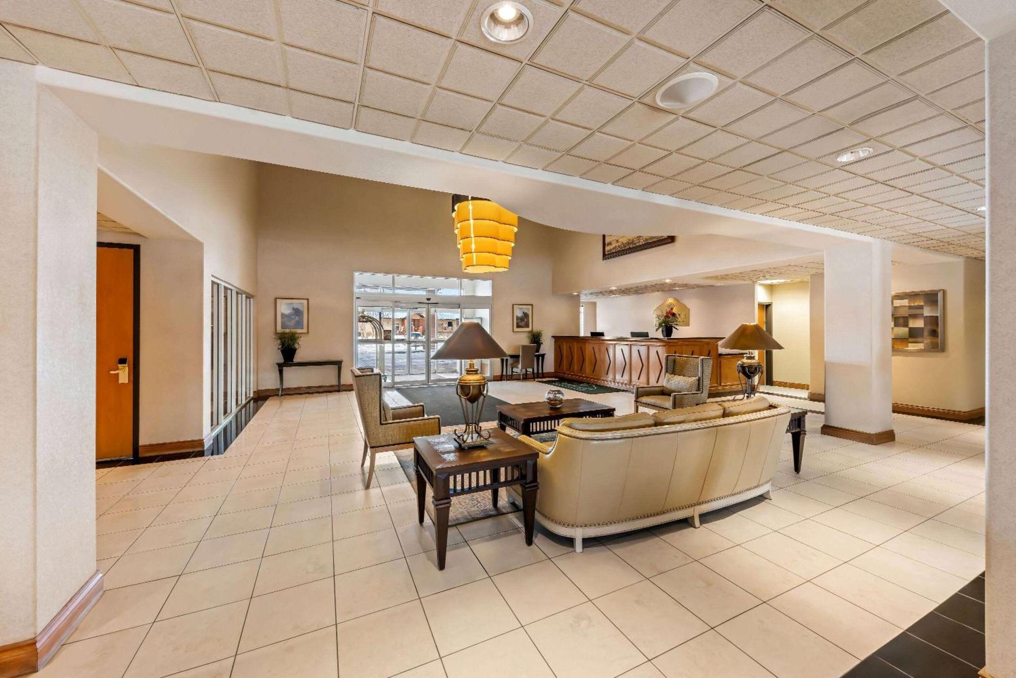Hotel Wingate By Wyndham Calgary South Exterior foto