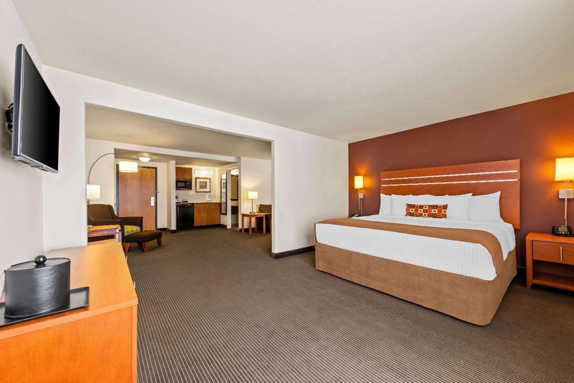 Hotel Wingate By Wyndham Calgary South Exterior foto